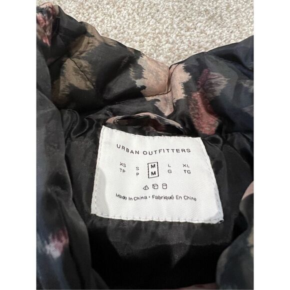 Urban Outfitters puffer jacket floral size M - Picture 4 of 9